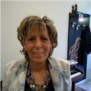 Laureata in Scienze Politiche e Psicologia clinica, disponibile anche per scuole private in lezioni collettive